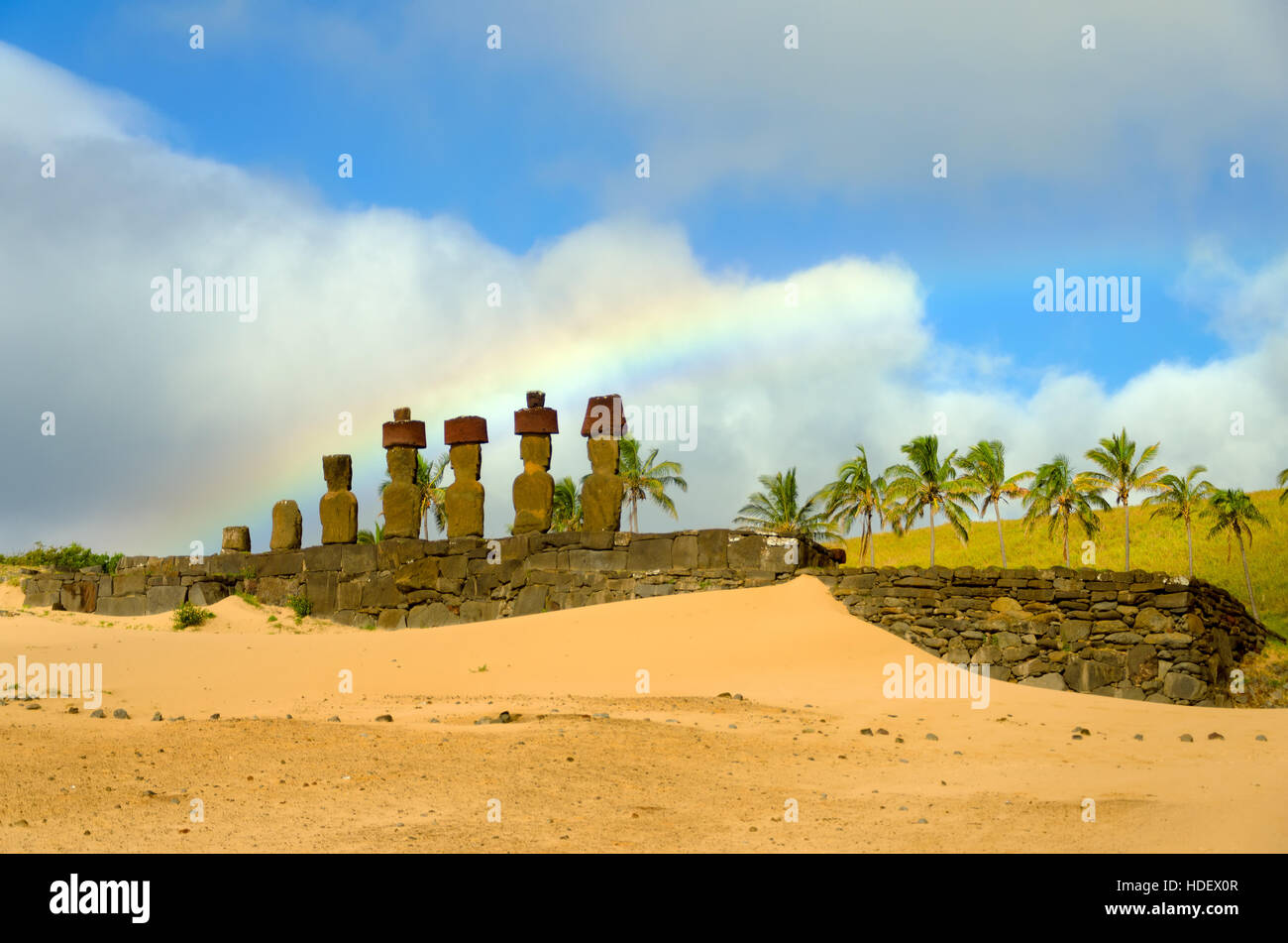 Rainbow su Moai in Anakena Beach sull'Isola di Pasqua, Cile Foto Stock