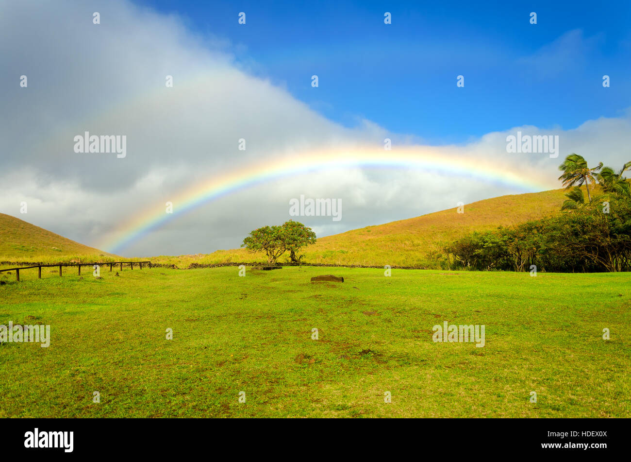 Bellissimo arcobaleno orizzontale sull isola di pasqua in Cile Foto Stock