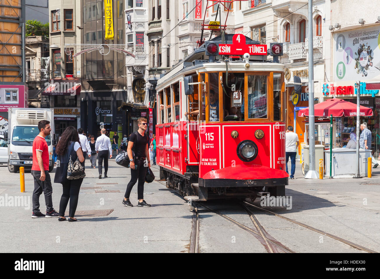 Istanbul, Turchia - 1 Luglio 2016: il vecchio tram rosso va su Istiklal Street in Istanbul, popolare i mezzi di trasporto pubblici Foto Stock