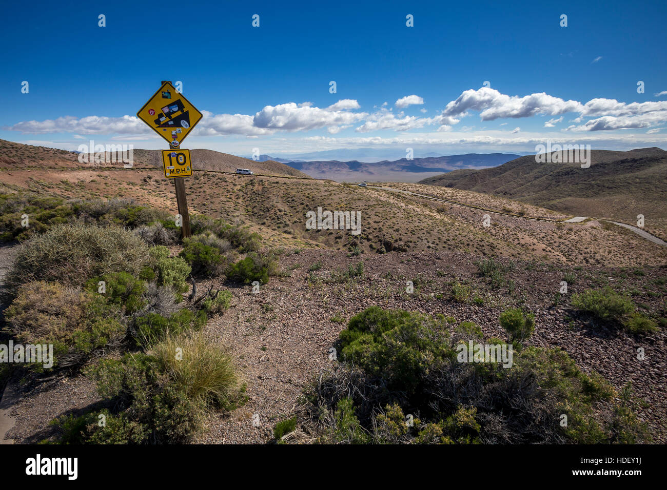 Cartello stradale, in cima, Dante, vista parco nazionale della Valle della Morte, Death Valley, California Foto Stock
