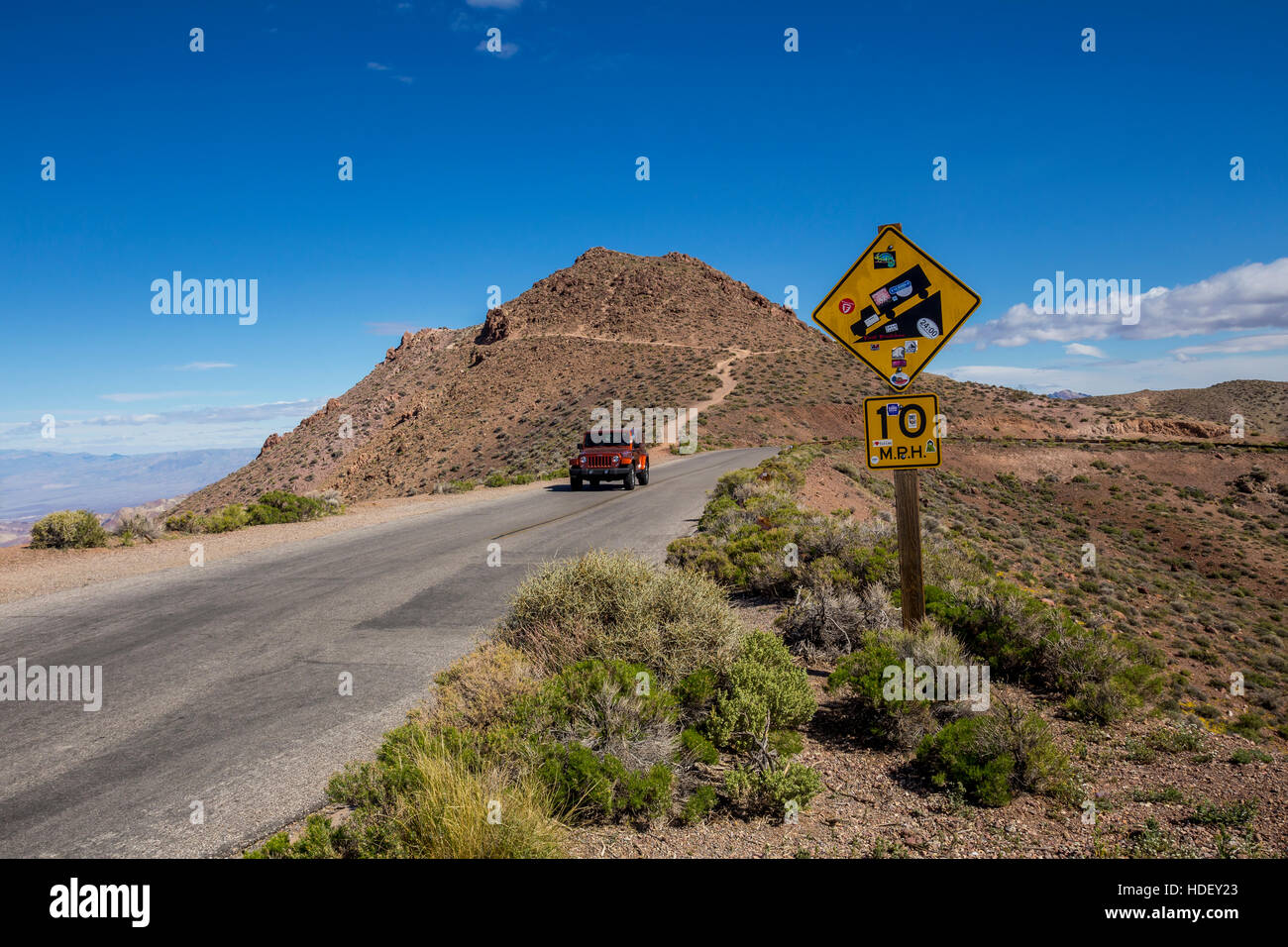 Jeep, un cartello stradale, in cima, Dante, vista parco nazionale della Valle della Morte, Death Valley, California Foto Stock