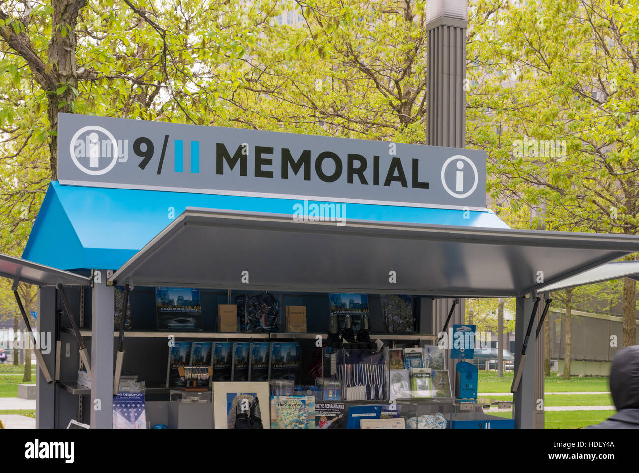 NEW YORK - 2 Maggio 2016: Sconosciuto turisti in uno stand di informazione a ground zero Foto Stock