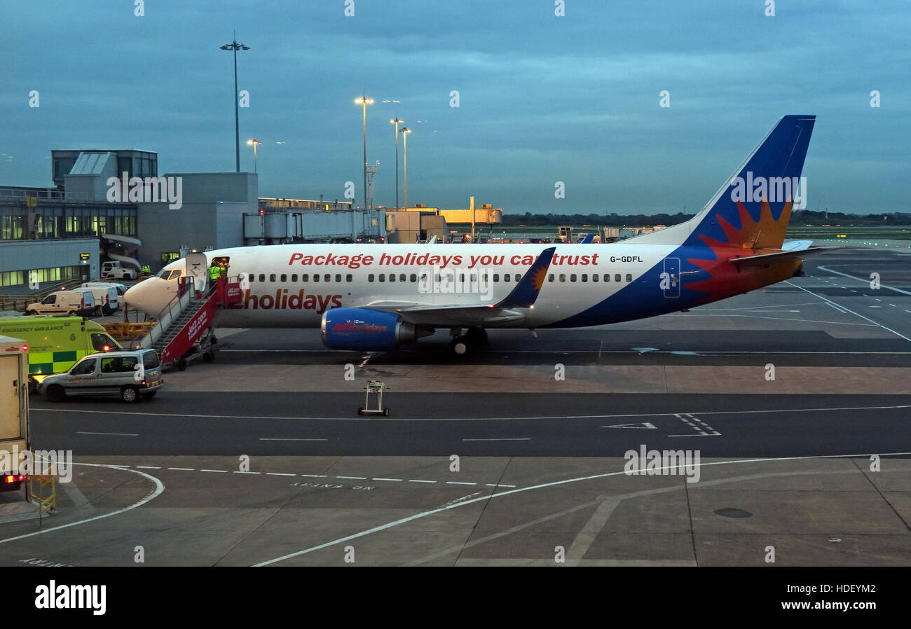 Jet2 pacchetto volo vacanze, all'aeroporto internazionale di Manchester, al crepuscolo, Inghilterra, Regno Unito Foto Stock