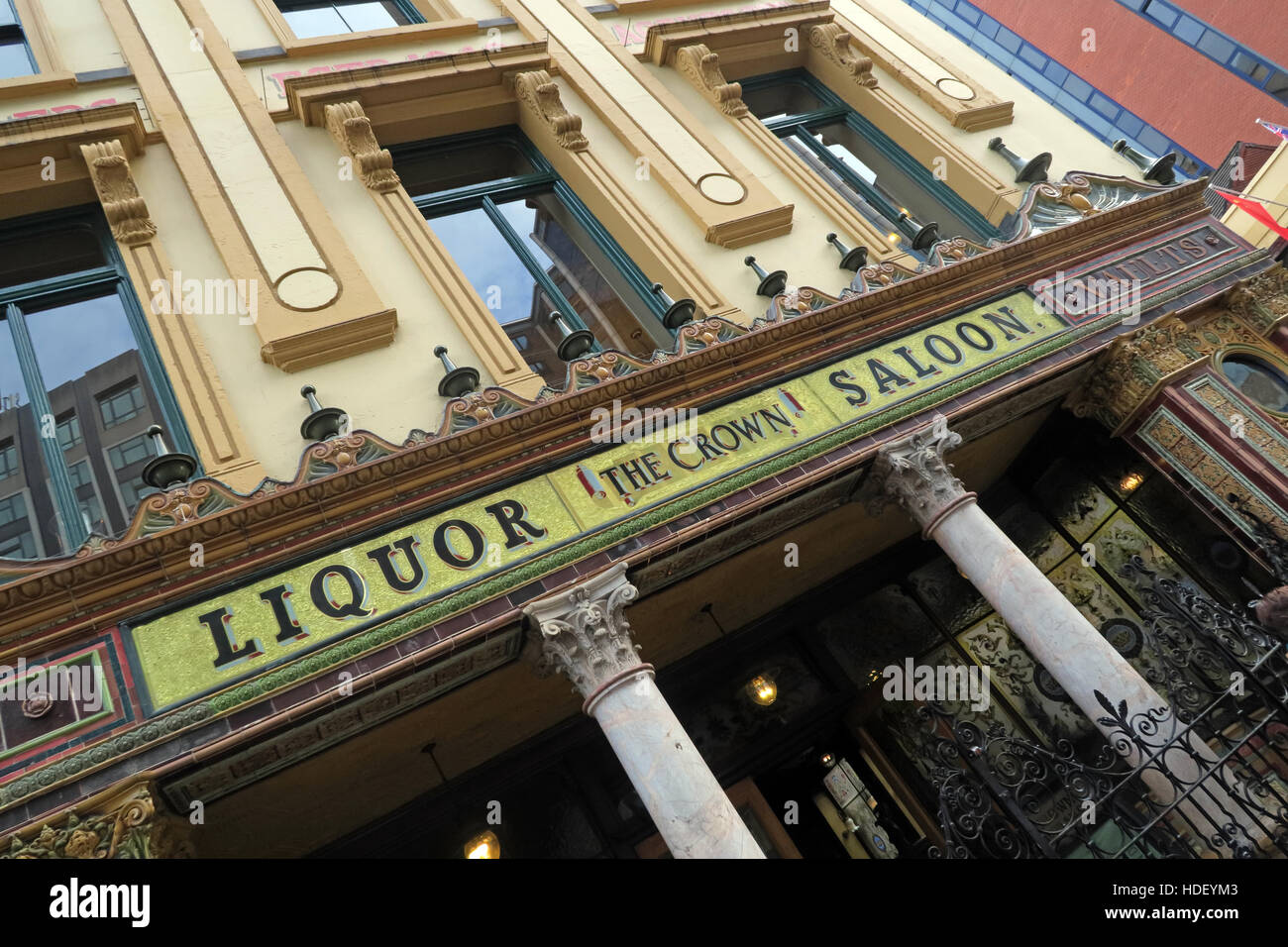 Liquor Saloon - Parte anteriore del famoso Crown Bar,Gt Victoria St,Belfast Foto Stock