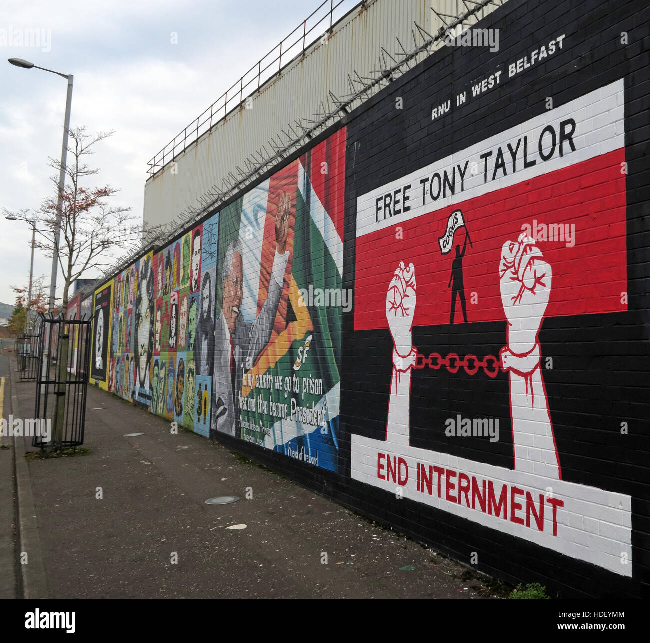 Free di Tony Taylor - Fine di internamento - La Pace Internazionale parete,Cupar modo,West Belfast , Irlanda del Nord, Regno Unito Foto Stock