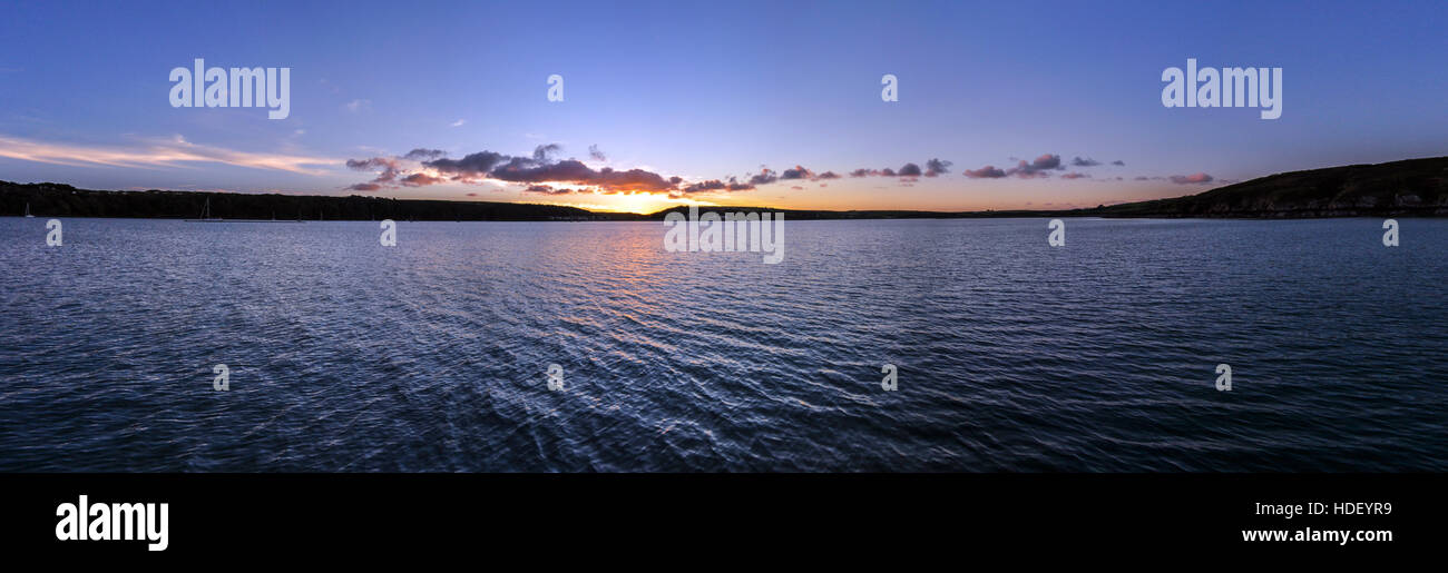 Alta risoluzione autunno panoramico tramonto su Dale con nuvole stagliano contro un blu e golden sky si riflette in un mare calmo Foto Stock