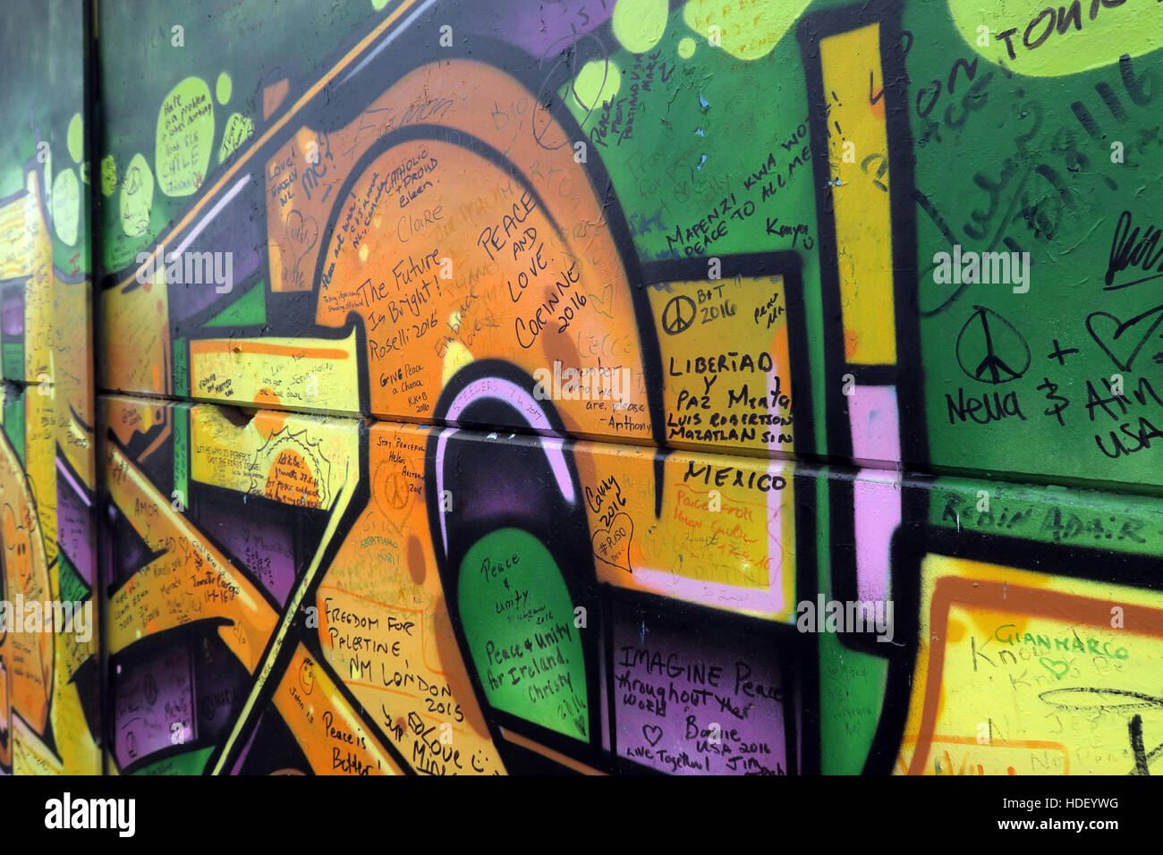 Messaggi di liberty - La Pace Internazionale parete,Cupar modo,West Belfast , Irlanda del Nord, Regno Unito Foto Stock