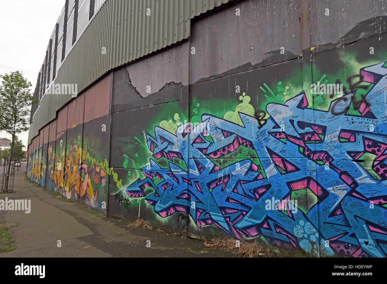 Grafitti, la pace internazionale parete,Cupar modo,West Belfast , Irlanda del Nord, Regno Unito Foto Stock