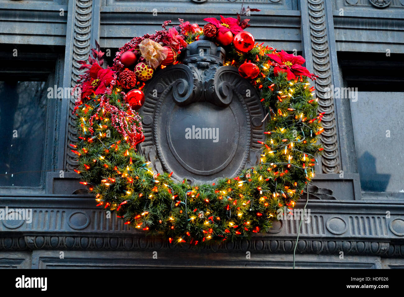 Natale corona decorativa appeso sulla porta del vecchio edificio nel vecchio porto di Montreal Foto Stock