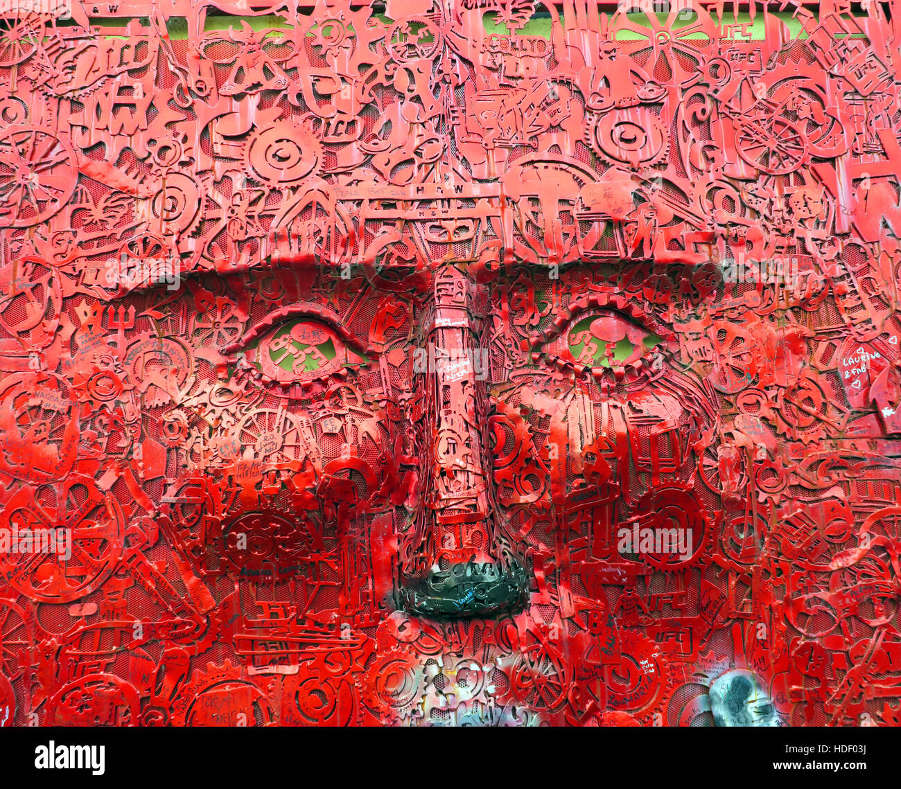 La faccia da artista Kevin Killen, è parte del "se le pareti potessero parlare" progetto,West Belfast, Irlanda del Nord, Regno Unito Foto Stock