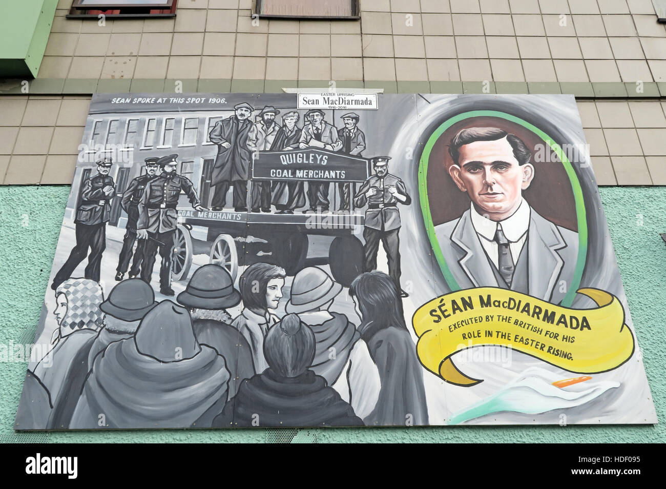 Belfast cade Rd murale repubblicano- Sean MacDiarmada eseguito dagli inglesi per la Pasqua in aumento Foto Stock