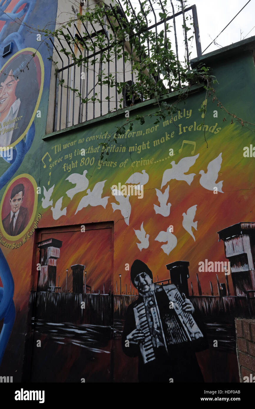Belfast cade Rd murale Rebublican- 800 anni di criminalità Foto Stock