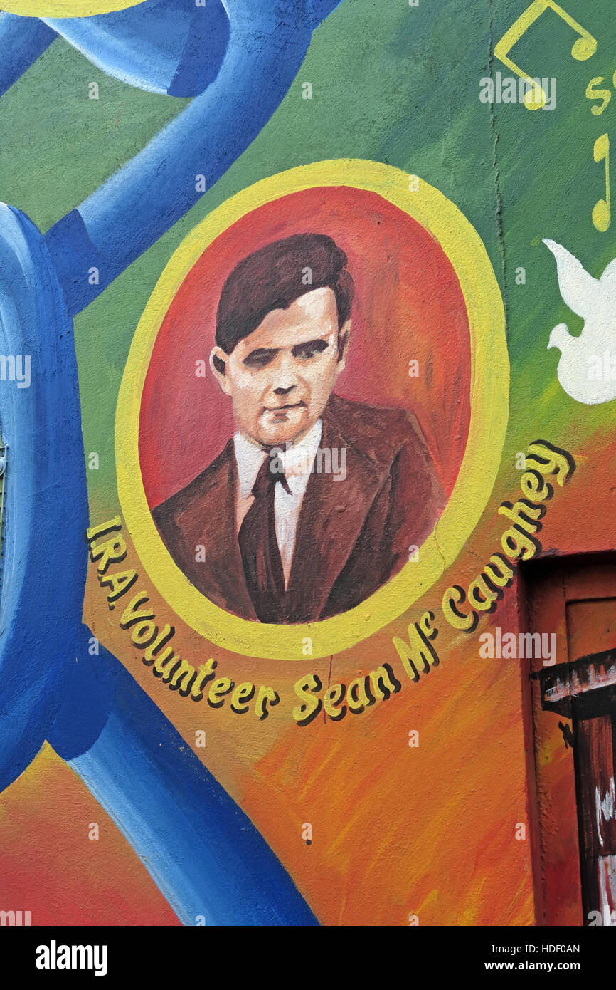 Belfast cade Rd murale repubblicano- IRA volontario Sean McCaughey Foto Stock
