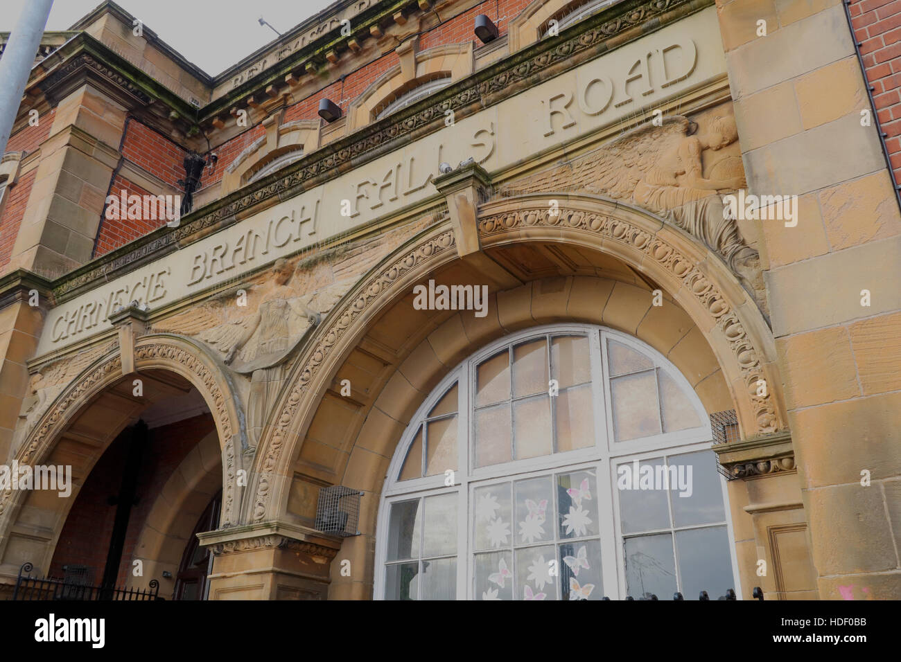 Belfast cade Rd Carnegie Library filiale di facciata e ingresso Foto Stock