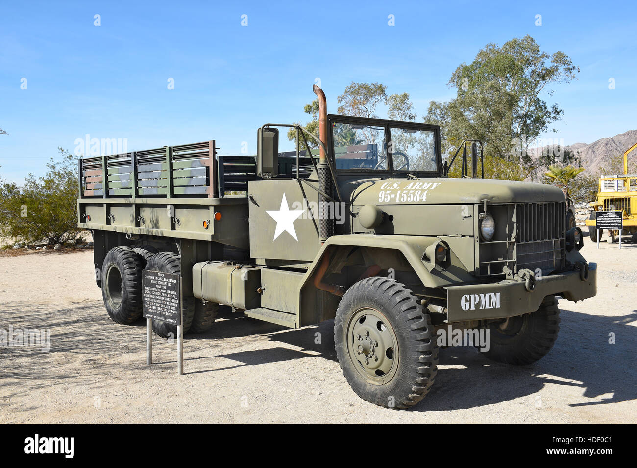 CHIRIACO SUMMIT, CA - Dicembre 10, 2016: UN M35 2½-ton carrello merci. Il veicolo noto anche come, Deuce e mezzo, è in mostra presso il Generale Patton Me Foto Stock
