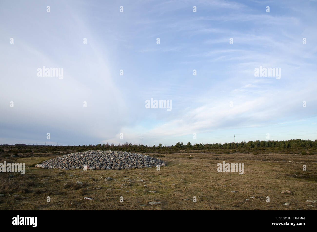 Pietre in un heap -Antico luogo di sepoltura dall'età del bronzo all'isola svedese Oland Foto Stock