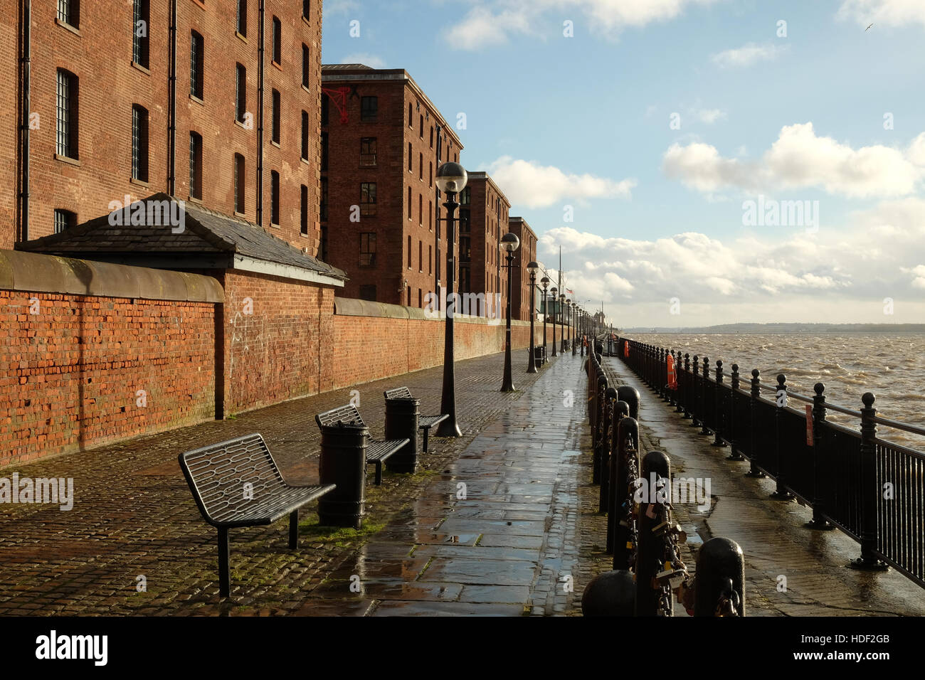 Liverpool weaterfront nella parte posteriore di Albert Dock Foto Stock