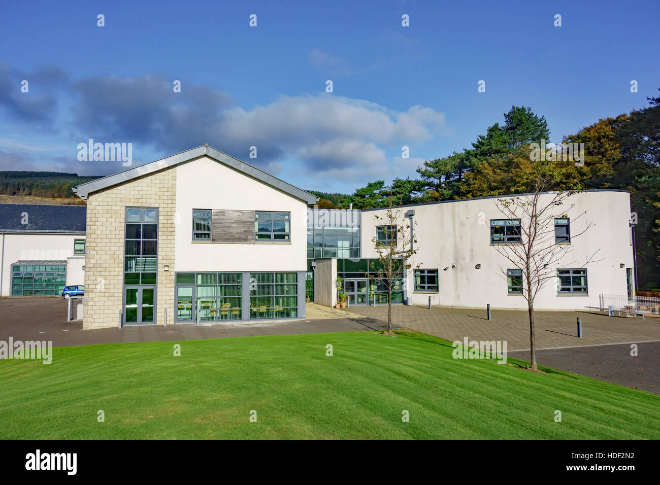 Arran High School (sinistra) e Argyll College (destra) in Lamlash, Isle of Arran, Scozia, costruito sotto Private Finance Initiative (PFI) nel 2008 Foto Stock