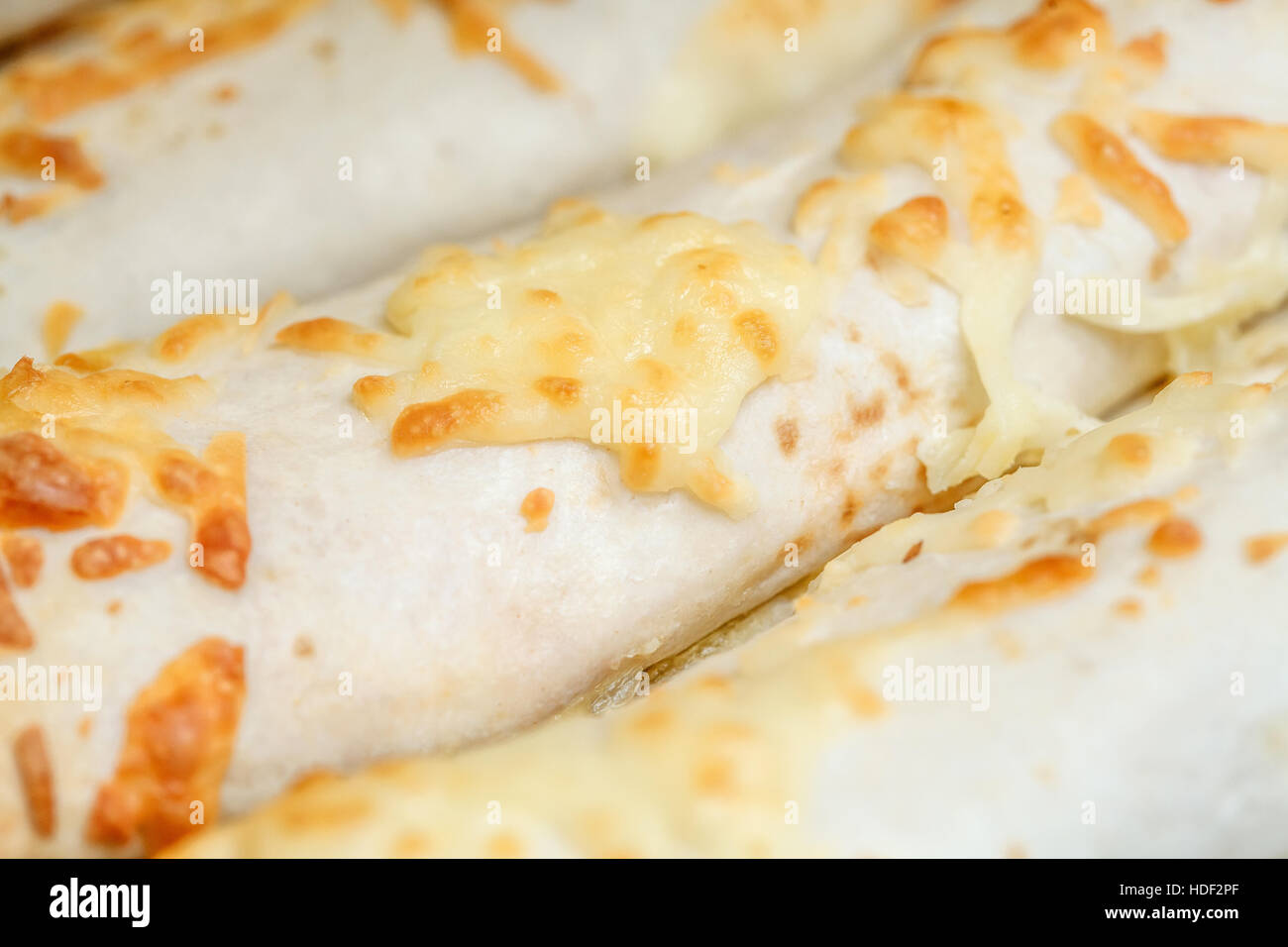 Close-up di shaurma ricoperti di formaggio, vista macro Foto Stock