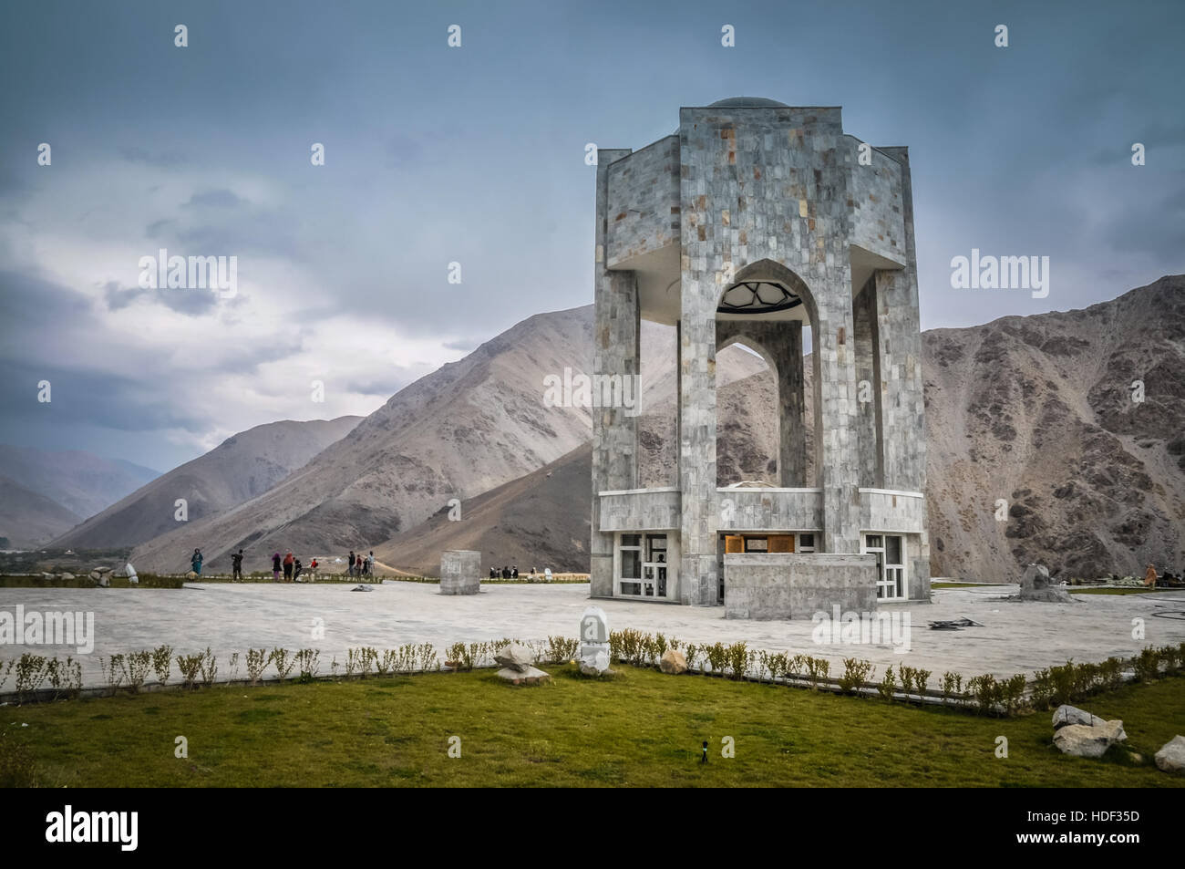 Foto di grande monumento lapideo circondato da montagne e verde nel Panjshir in Afghanistan. Foto Stock