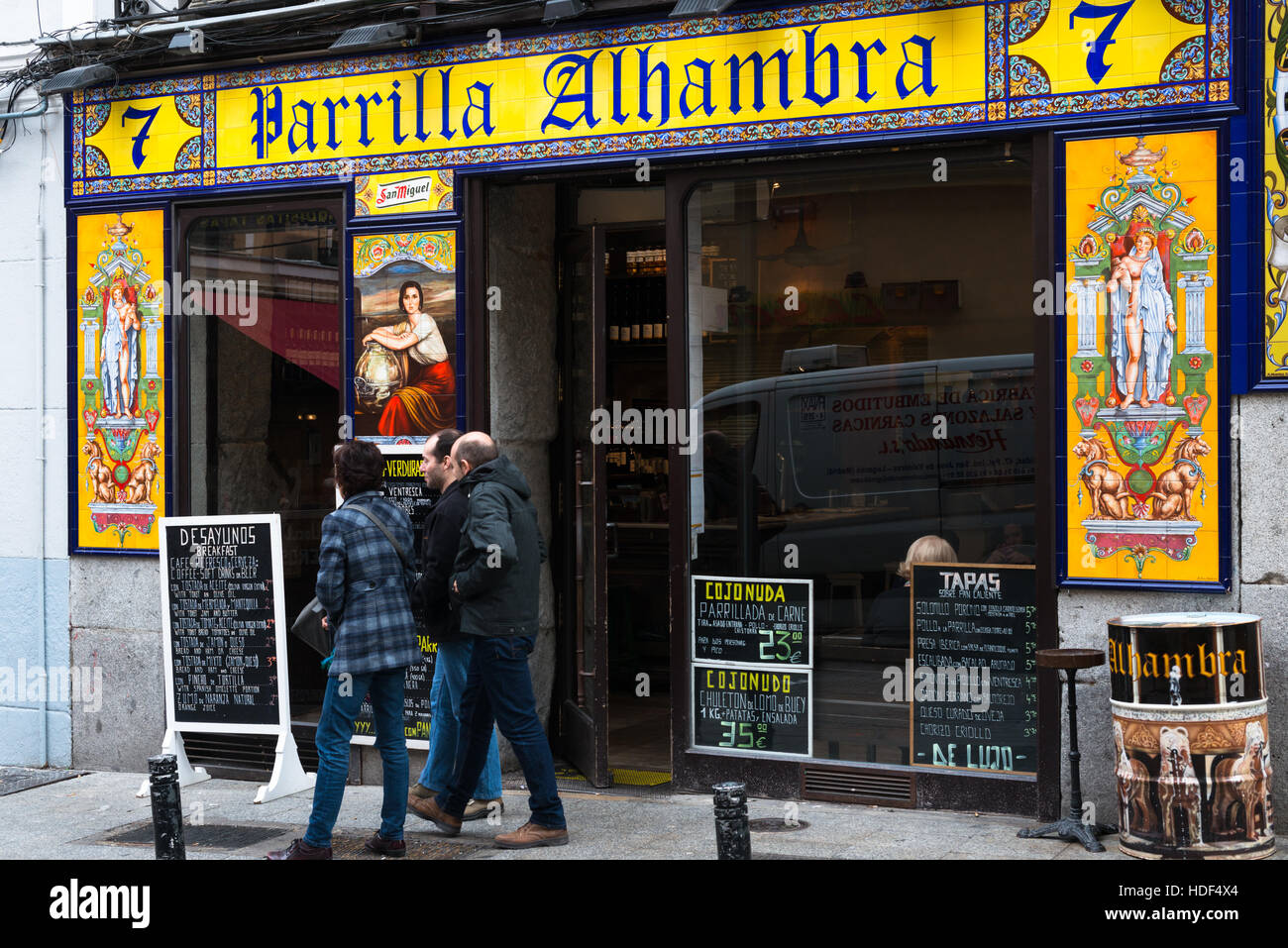 Colorato ristorante & bar sulla Calle de la Victoria vicino a Sol, Madrid, Spagna. Foto Stock