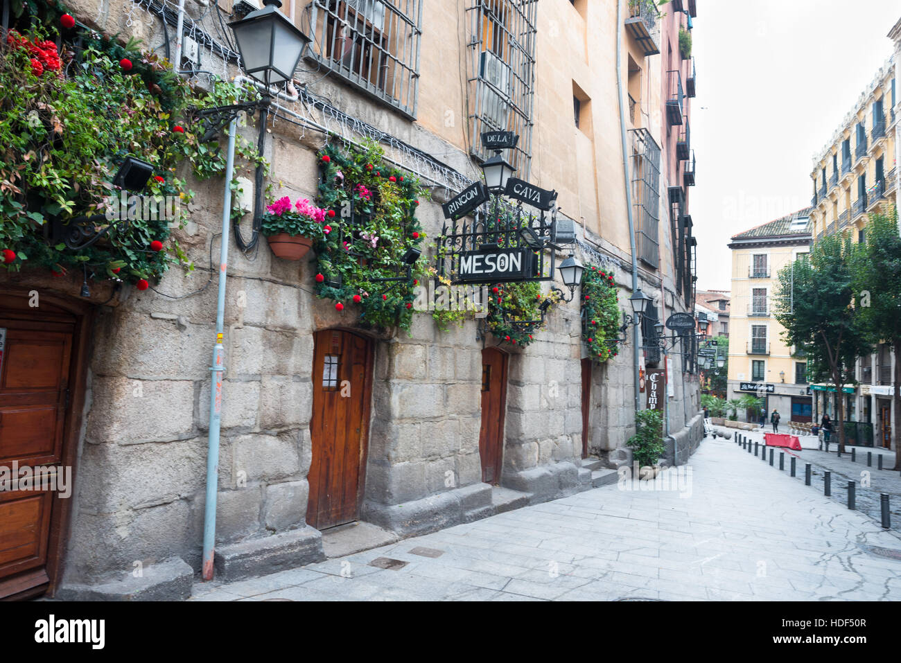 Las Cuevas De Luis candele. La vecchia strada piena di ristoranti tradizionali di Madrid in Spagna comprese le Tapas ristorante Mesón Rin. Foto Stock