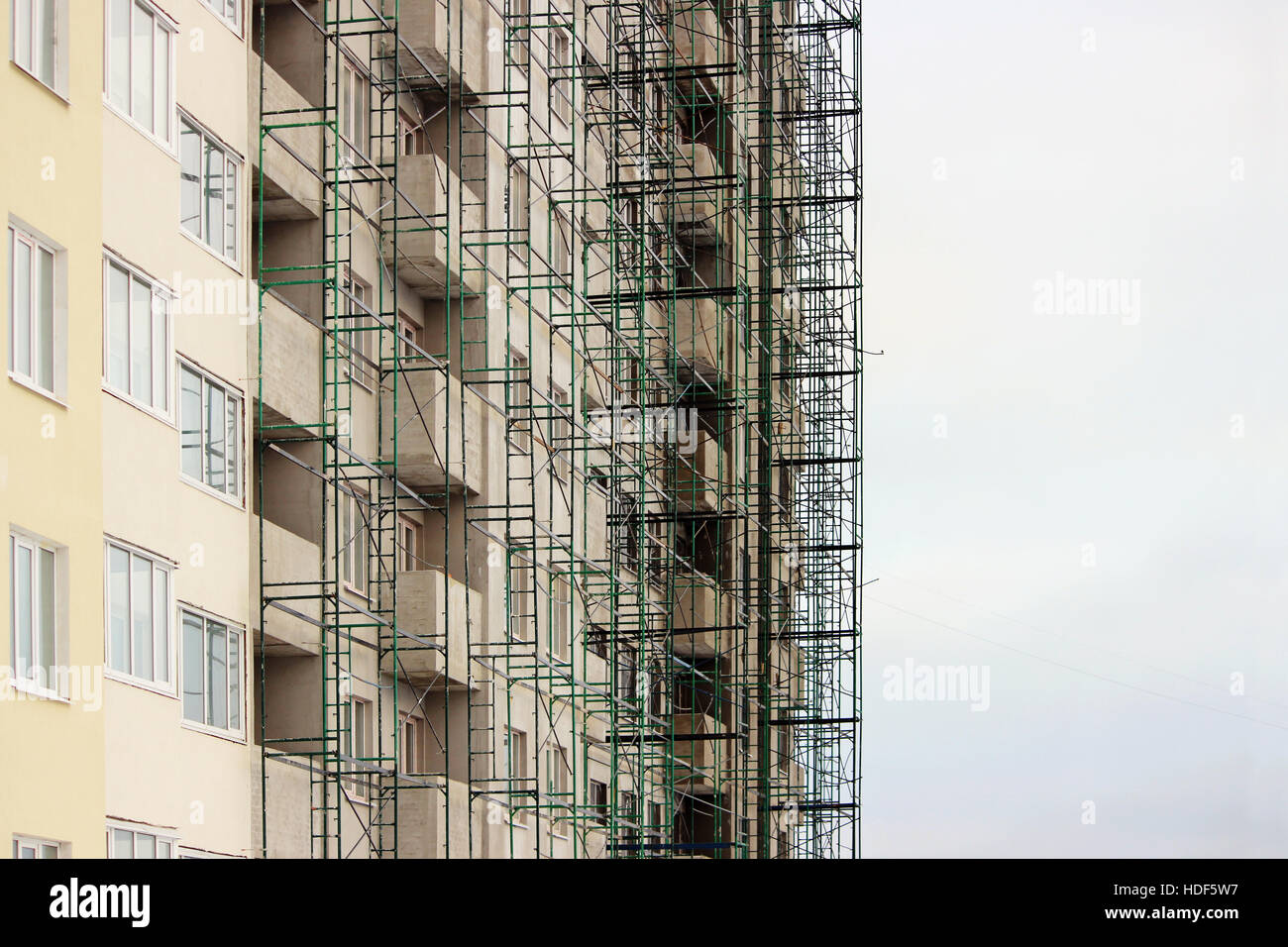 Verde di metallo di costruzione in legno di colore beige casa sotto al momento della finitura e intonacatura Foto Stock