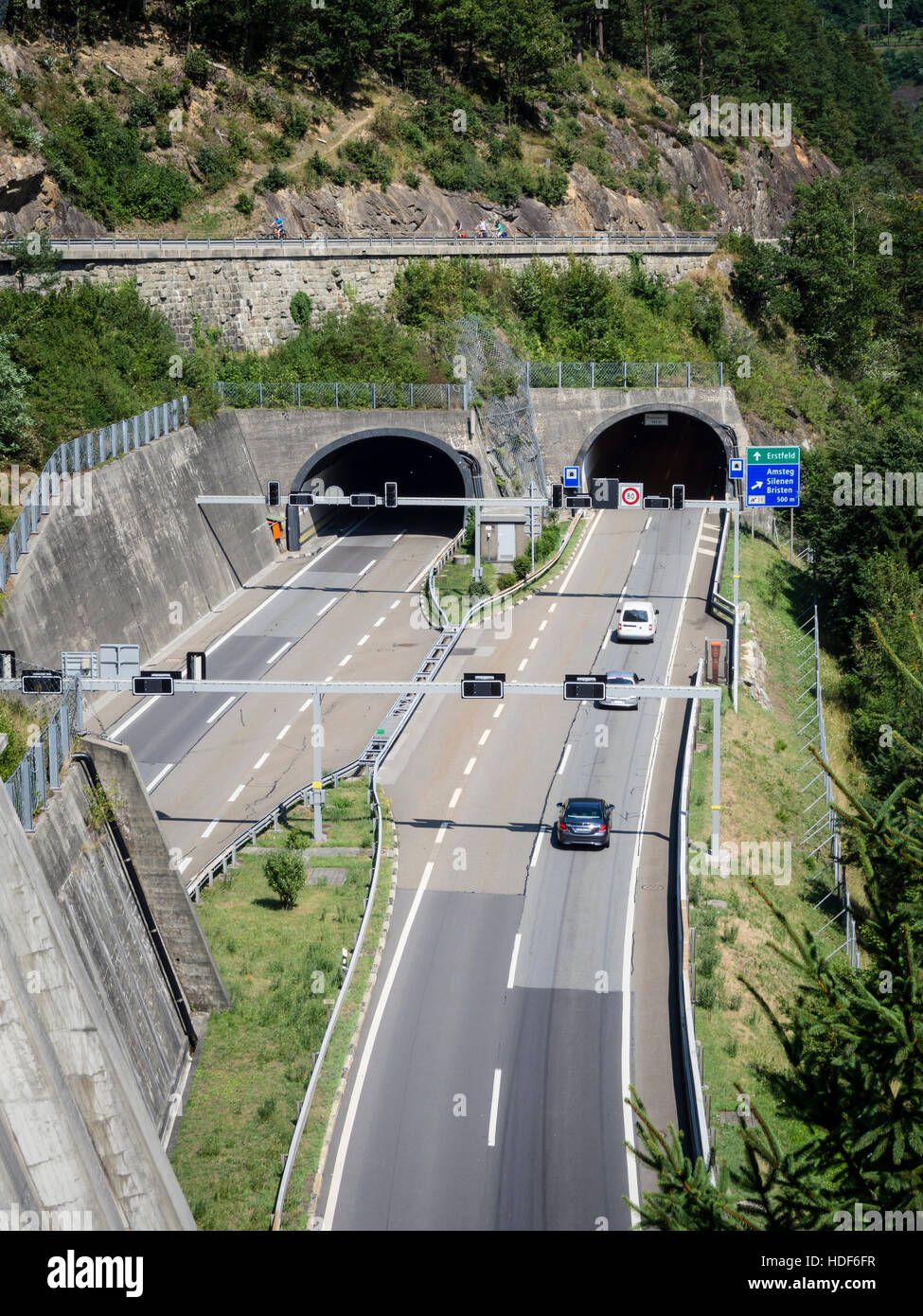 Entrata della galleria del San Gottardo autostrada A2 nei pressi di Amsteg,  Svizzera (Cantone di Uri Foto stock - Alamy