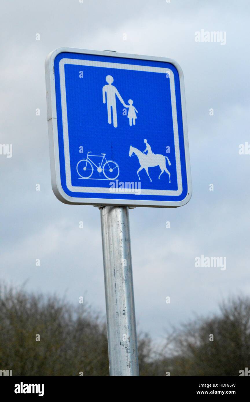 Rettangolare segno su strada per accesso pedoni, ciclisti e passeggiate a cavallo. Foto Stock