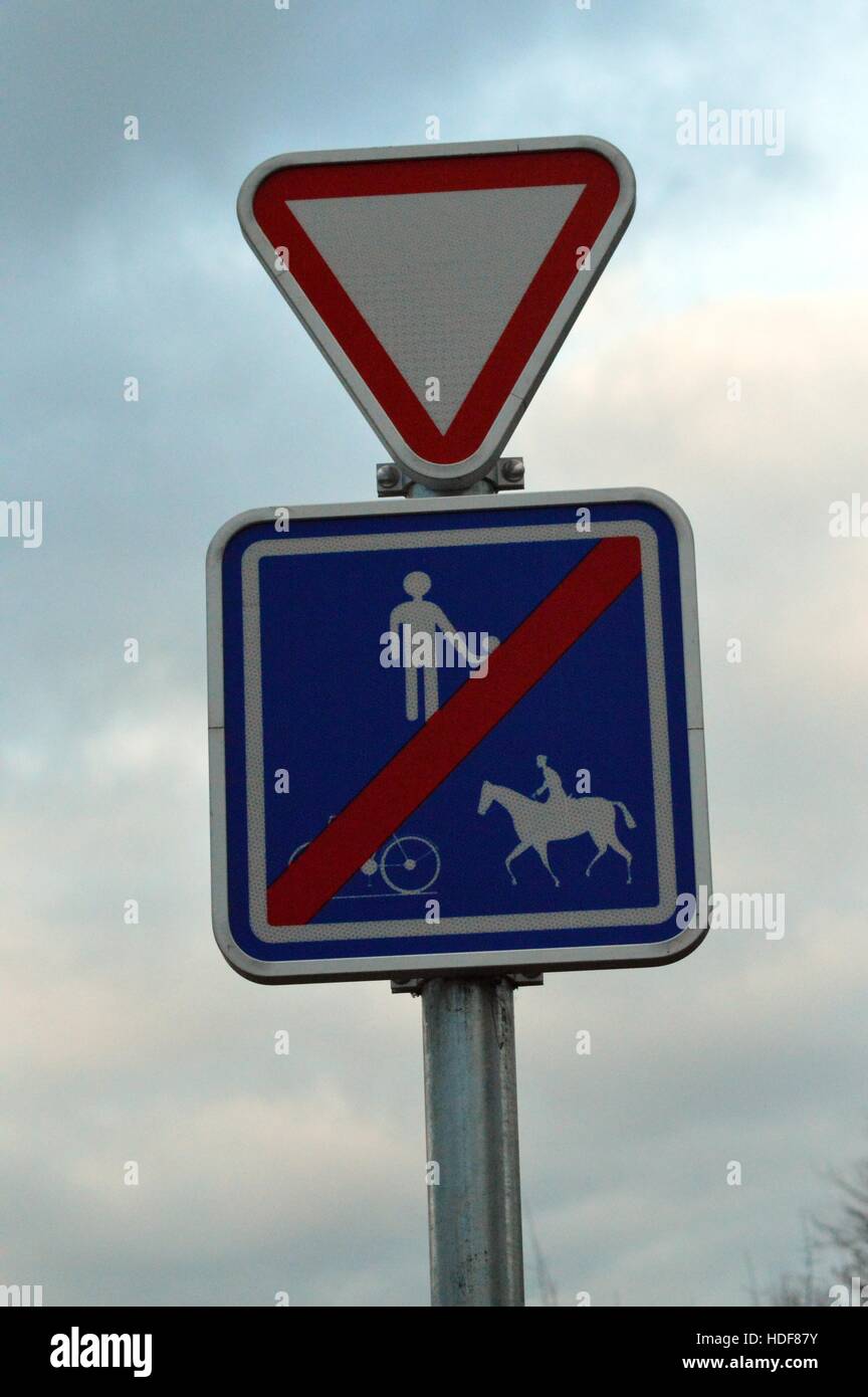 Segno rettangolare della fine della priorità di accesso ai pedoni, ciclisti e speleologi con cavallo. Foto Stock