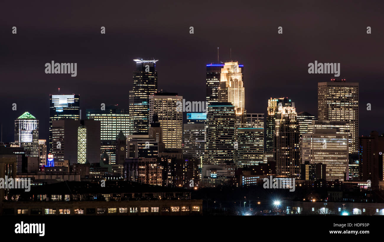 Il centro di Minneapolis, Minnesota skyline notturno. Vista dal lato nord della citta'. Foto Stock