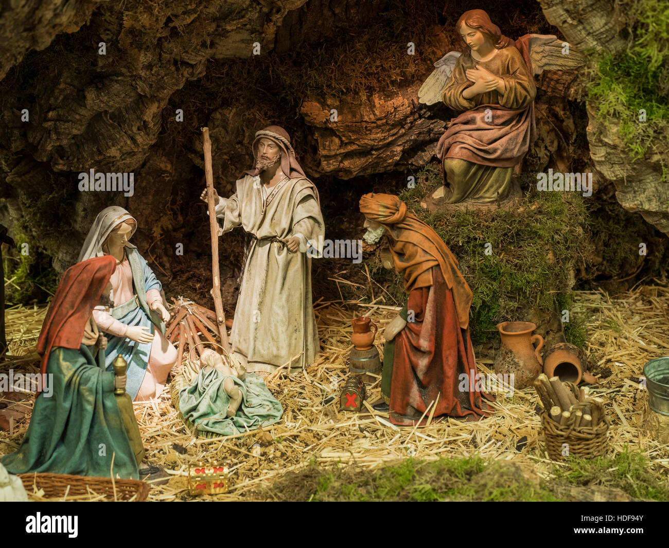 Logbuch-Verlag Presepe Da Tavolo 10 Cm - Sacra Famiglia In Oro E Rosso, Decorazione Natalizia Per La Casa