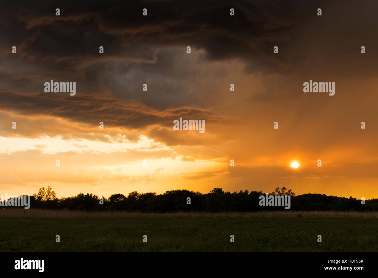 Cancellazione di nuvole temporalesche al tramonto sulla prateria del Minnesota. Foto Stock