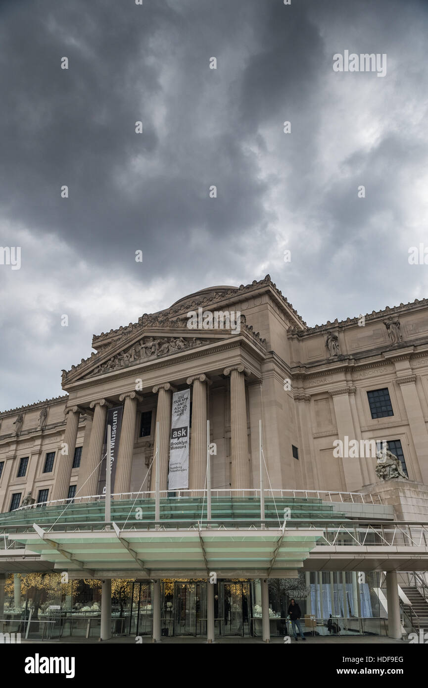 Drammatica nuvole sopra il Brooklyn Museum di Brooklyn, New York Foto Stock