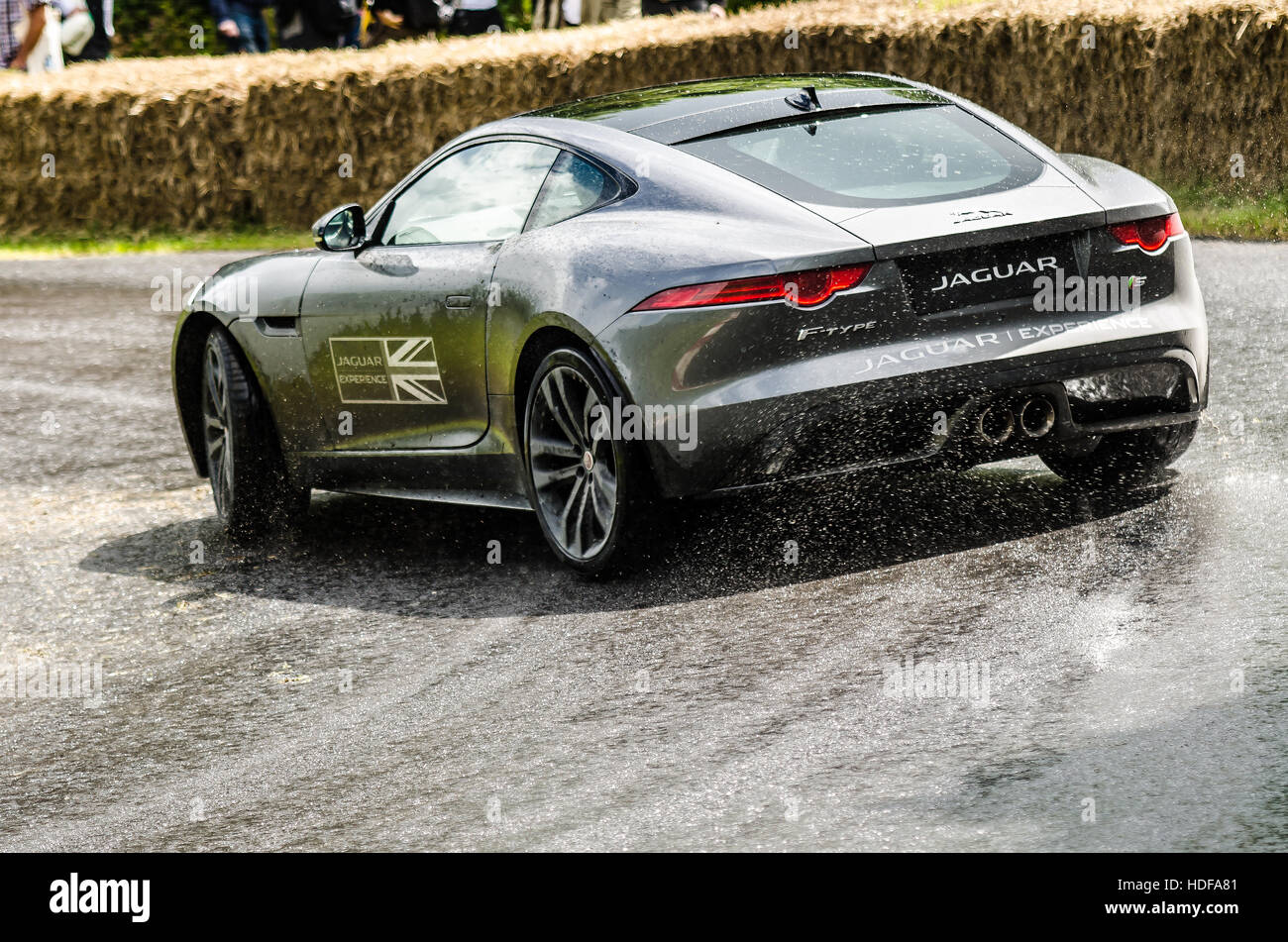 Jaguar F tipo S di effettuare esperienze di guida al Goodwood Festival of Speed 2016 compresi alimentazione scorre sul bagnato Foto Stock