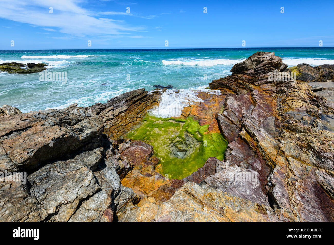 L'abrasione buche nel Paleozoico rocce sedimentarie presso la spiaggia di  Cava, Mallacoota, Victoria, Australia è un sito di carattere geologico e  geomorfologico S Foto stock - Alamy