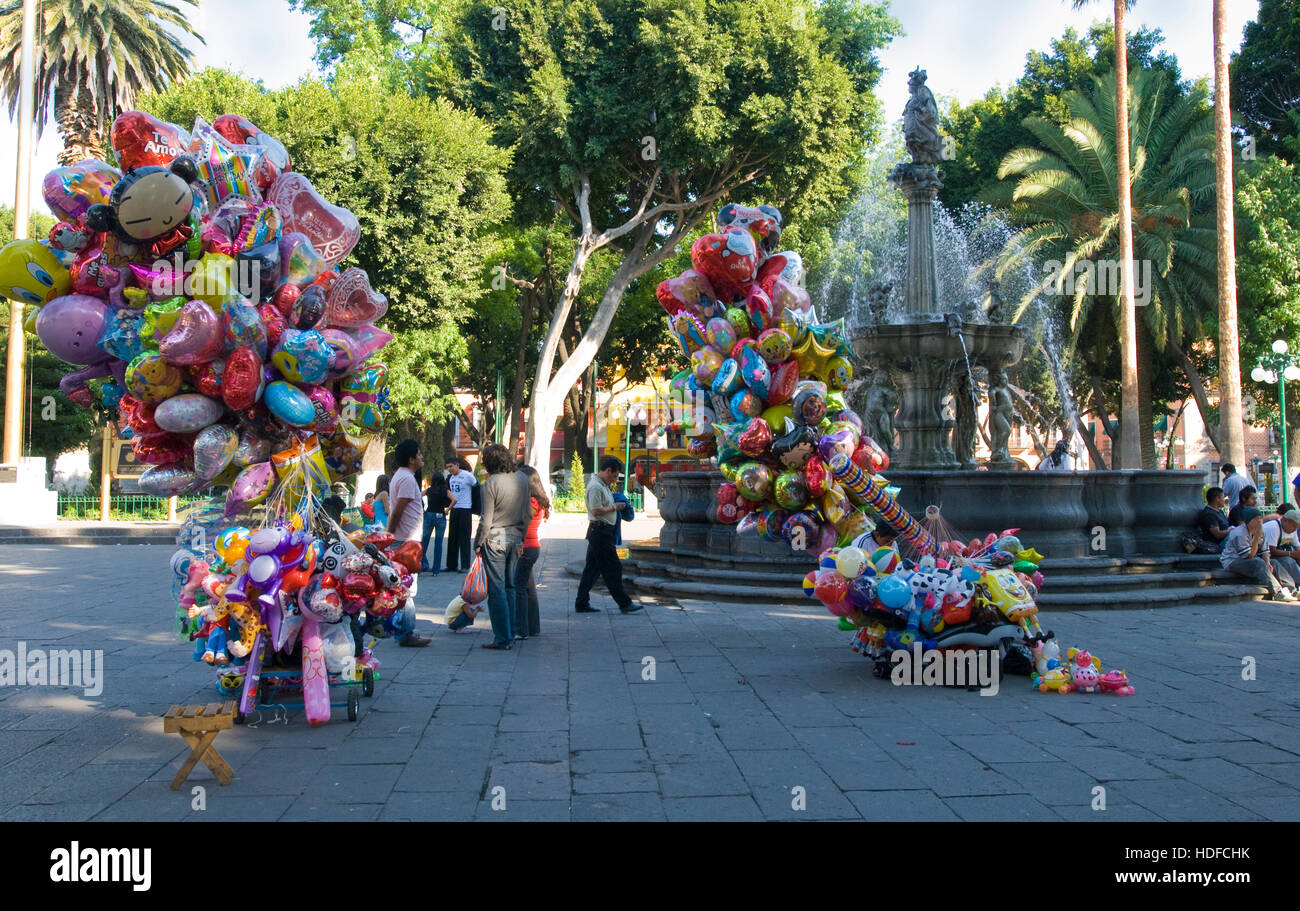 Palloncini in Mylar venduti nella piazza principale della città (il Zocalo) a Puebla, in Messico. Foto Stock