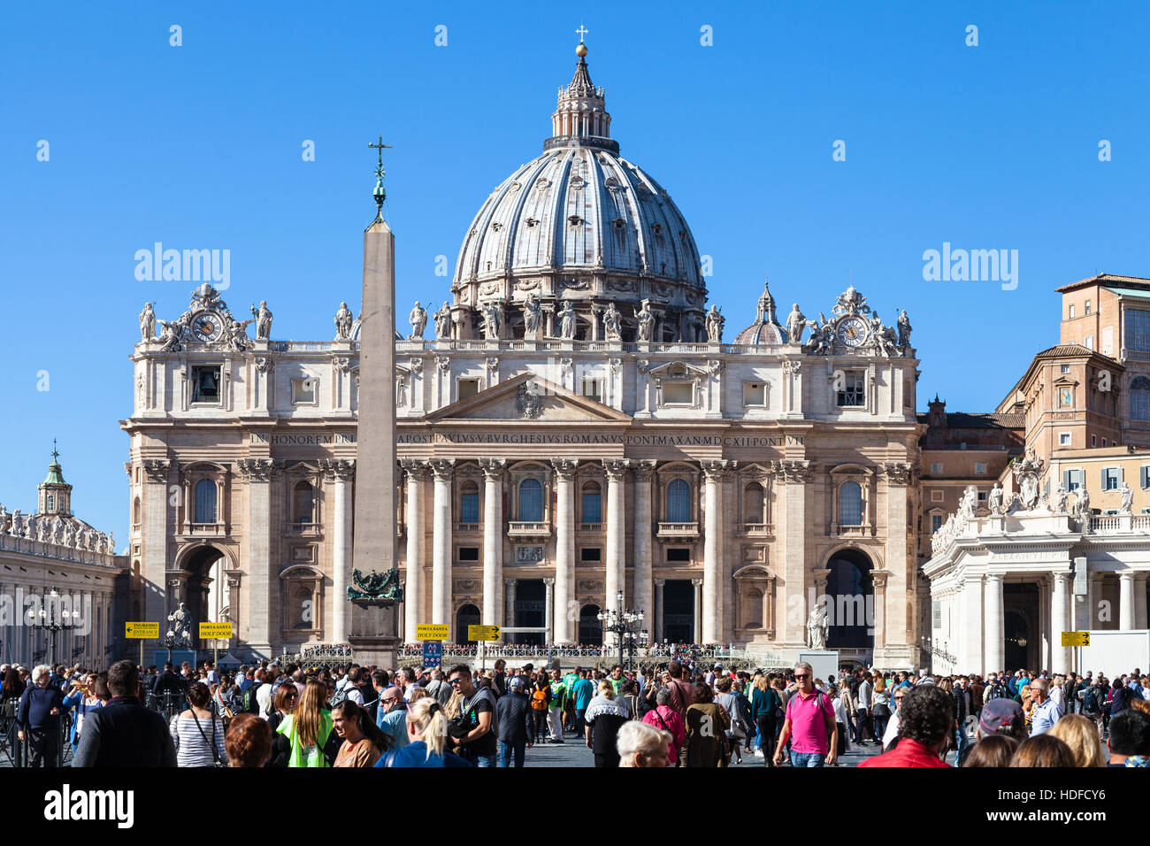Roma, Italia - 31 ottobre 2016: turistica davanti alla Basilica di San Pietro. La Basilica è la cattedrale cattolica, la centrale e più importante edificio di Va Foto Stock