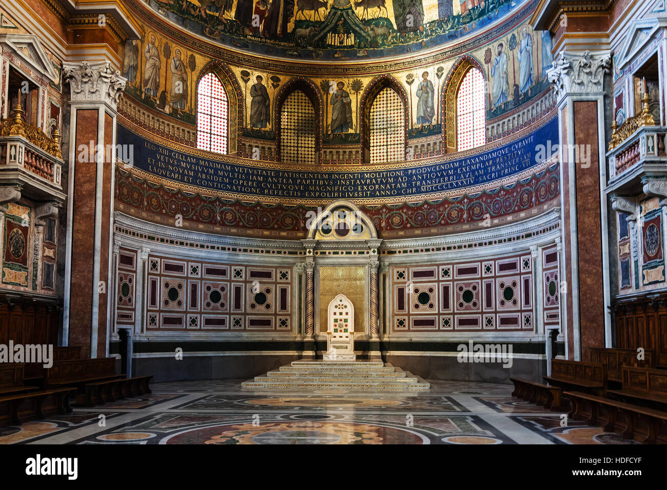 Roma, Italia - 31 ottobre 2016: altare in Arcibasilica papale di San Giovanni in Laterano (Basilica di San Giovanni in Laterano). È la cattedrale di Roma e Foto Stock