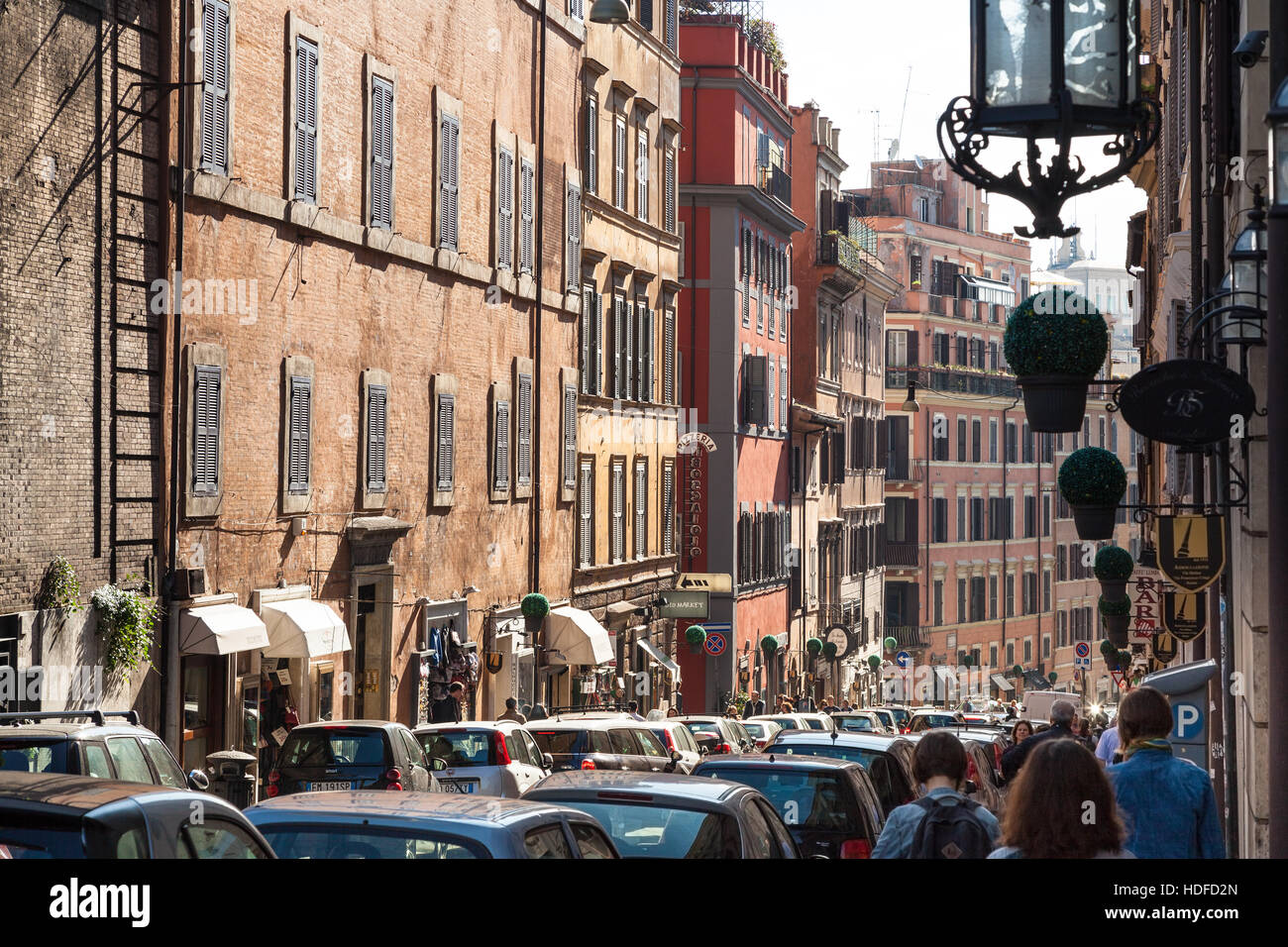 Roma, Italia - 1 Novembre 2016: la gente su Via Francesco Crispi a Roma. Francesco Crispi (4.10.1818 - 12.08.1901) Fu patriota Italiano e statista, h Foto Stock