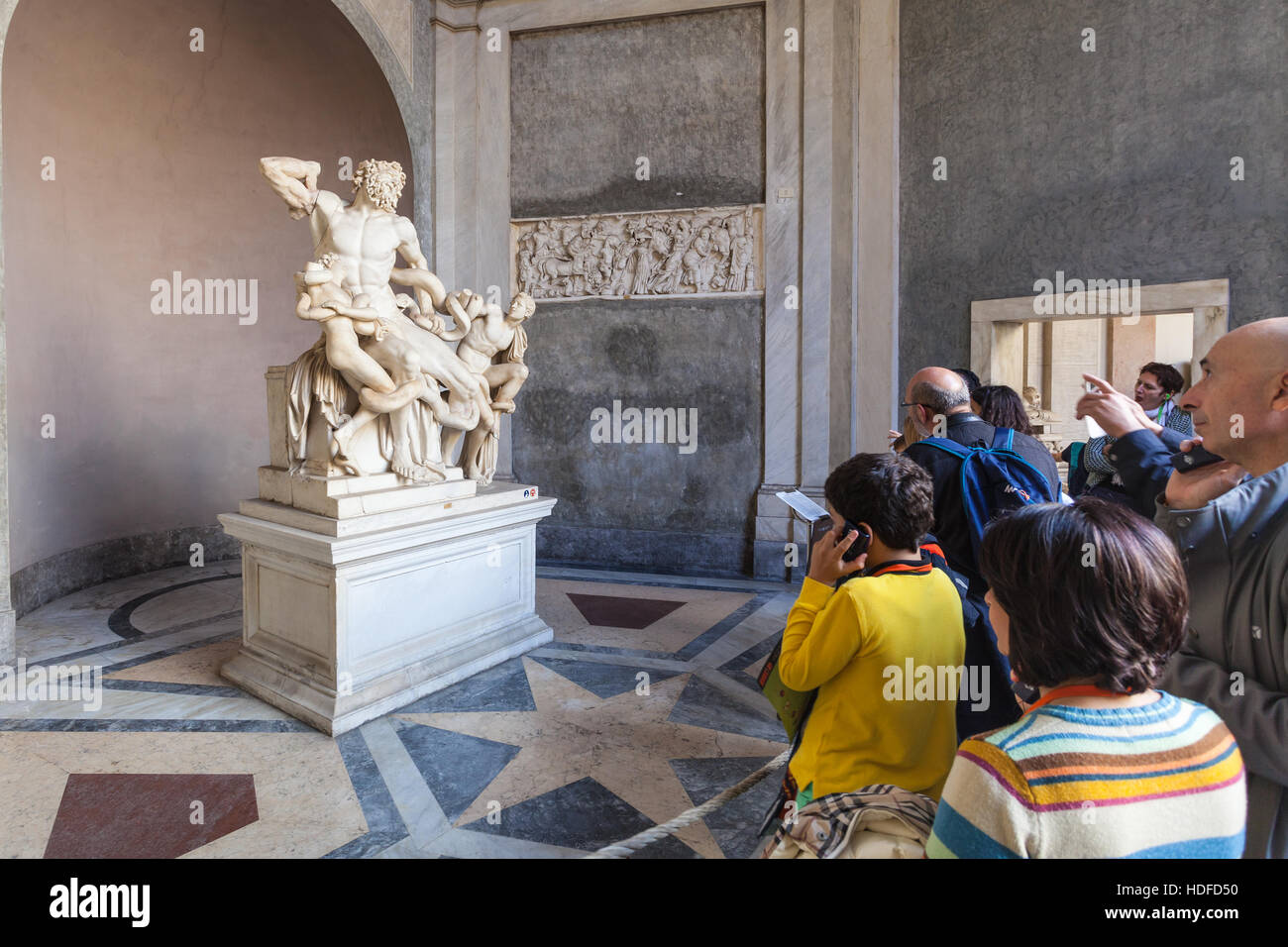 Vaticano, Italia - 2 Novembre 2016: turisti nei pressi di Laocoonte e i suoi figli (Laocoonte Gruppo) scultura antica nella Galleria delle Statue, loggiato di Pio-Clem Foto Stock
