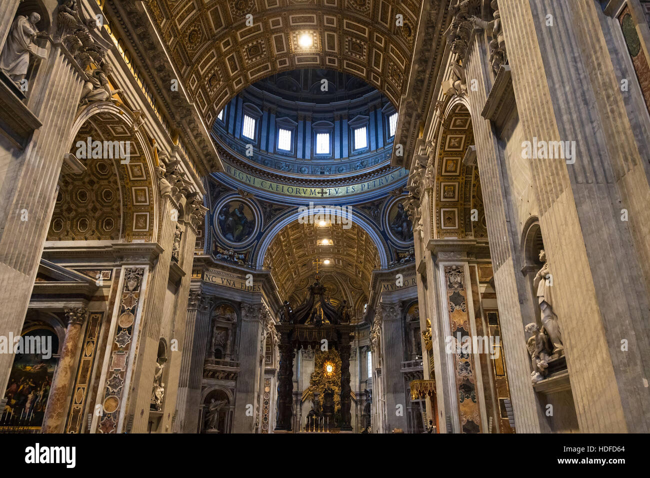 Vaticano, Italia - 2 Novembre 2016: (baldacchino del Bernini) baldacchino sopra l'altare papale, abside con San Pietro sulla cattedra (Bernini Cathedra Petri) ho Foto Stock