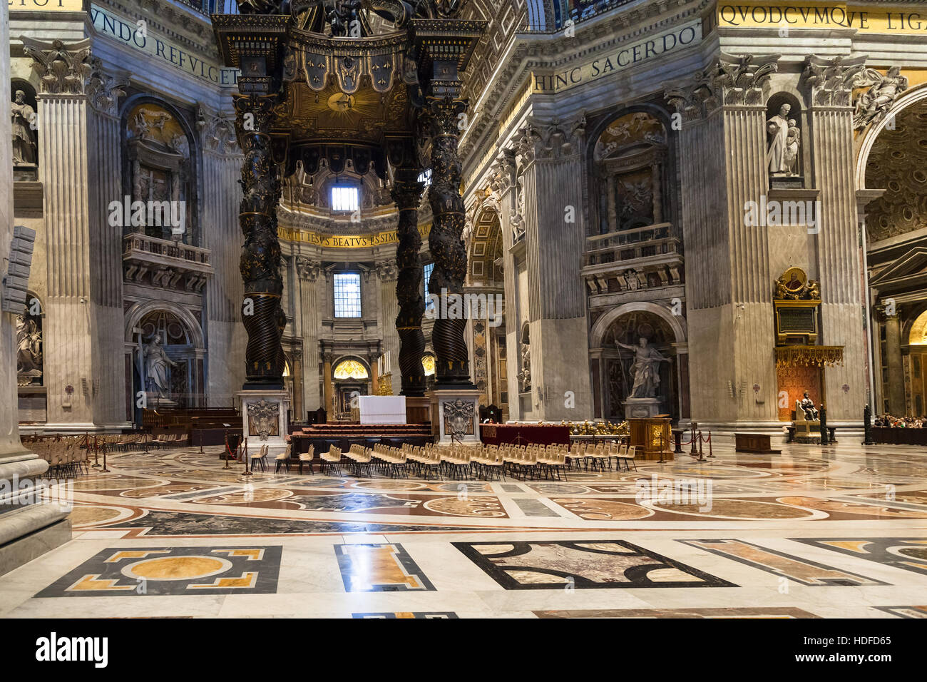 Vaticano, Italia - 2 Novembre 2016: (baldacchino del Bernini) baldacchino sopra l'altare papale progettata da Gian Lorenzo Bernini, nella navata della Basilica Papale Foto Stock