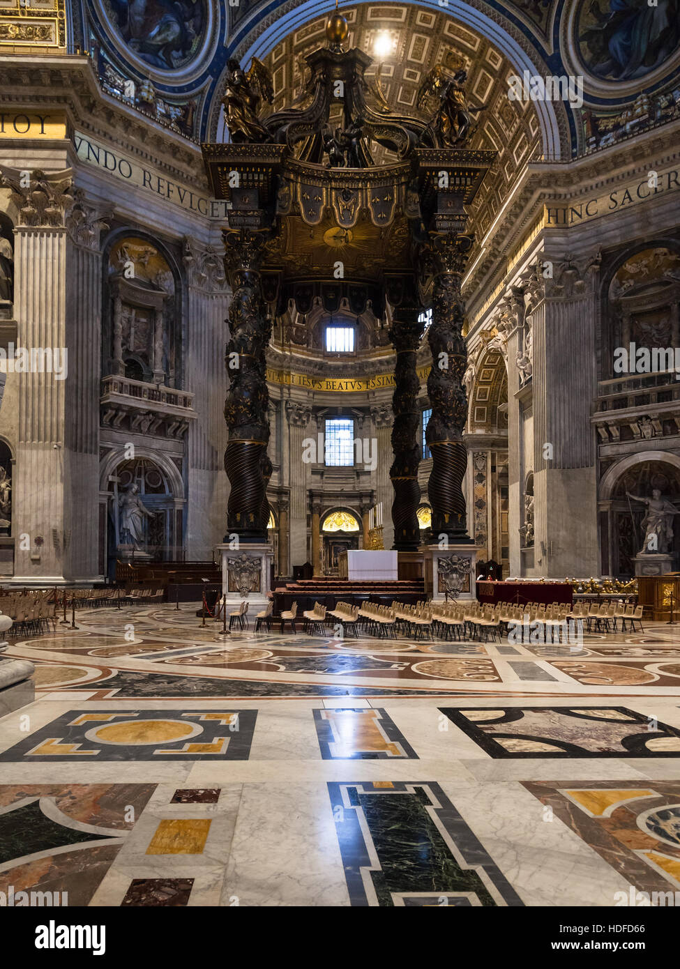 Vaticano, Italia - 2 Novembre 2016: (baldacchino del Bernini) baldacchino sopra l'altare papale, realizzata da Gian Lorenzo Bernini, nella sala della Basilica Papale di Foto Stock