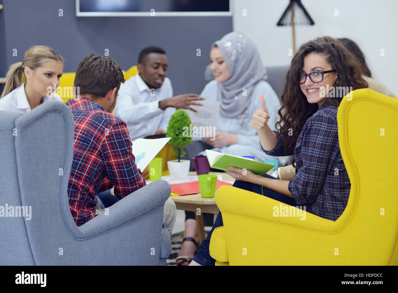 Un gruppo di giovani imprenditori di avvio a lavorare sul loro venture in coworking space Foto Stock