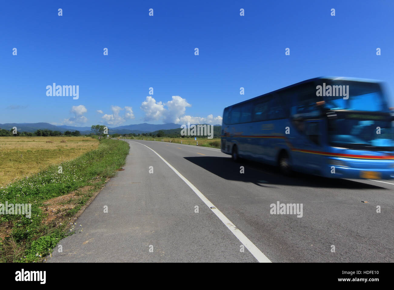 Bus in movimento sulla corsia blue sky background in Chiang Rai, Thailandia Foto Stock