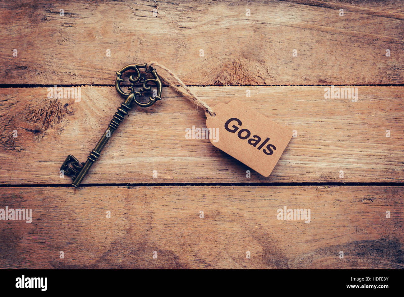 Il concetto di business - vecchia chiave vintage su legno con tag obiettivi. Foto Stock
