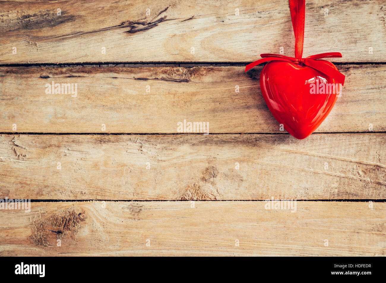 Sfondo di san valentino con cuori appesi