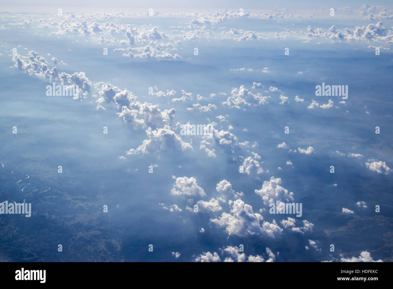 Sulla nuvola nel cielo dolcemente focus vista aerea Foto Stock