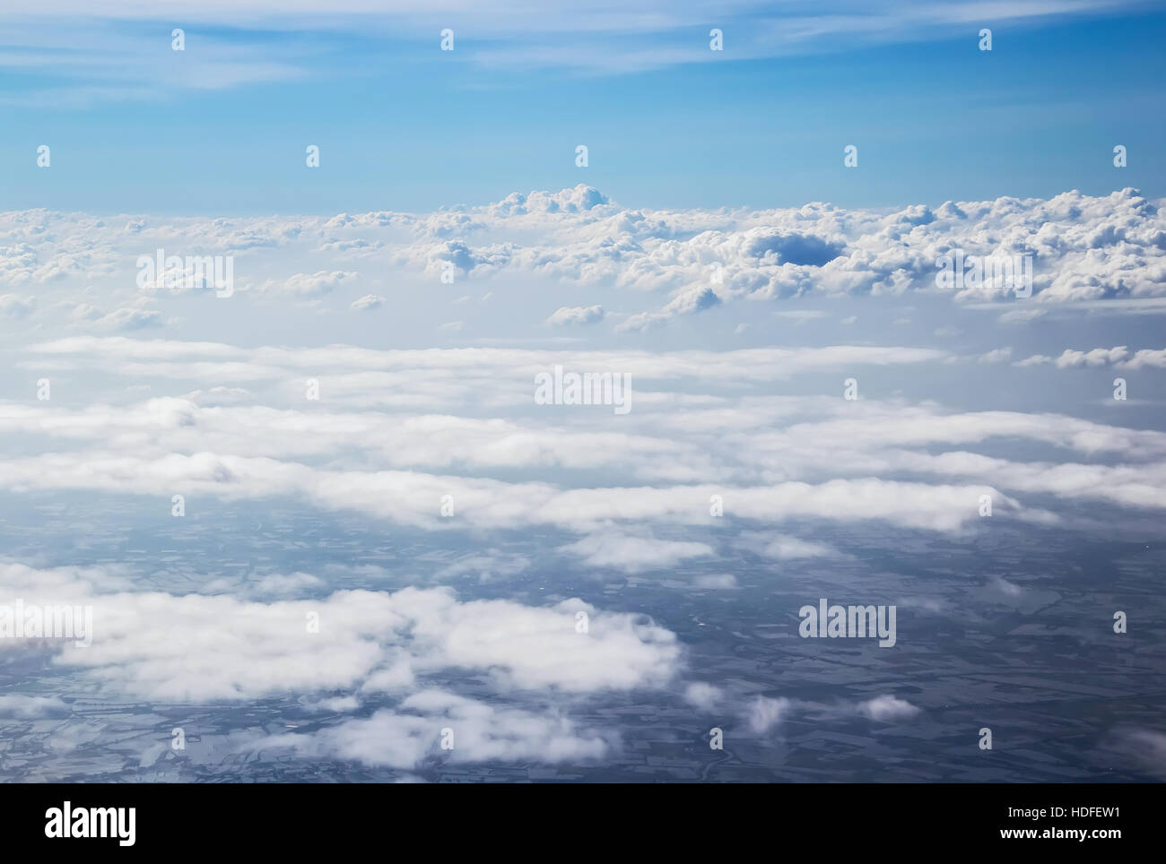 Sulla nuvola nel cielo dolcemente focus vista aerea Foto Stock
